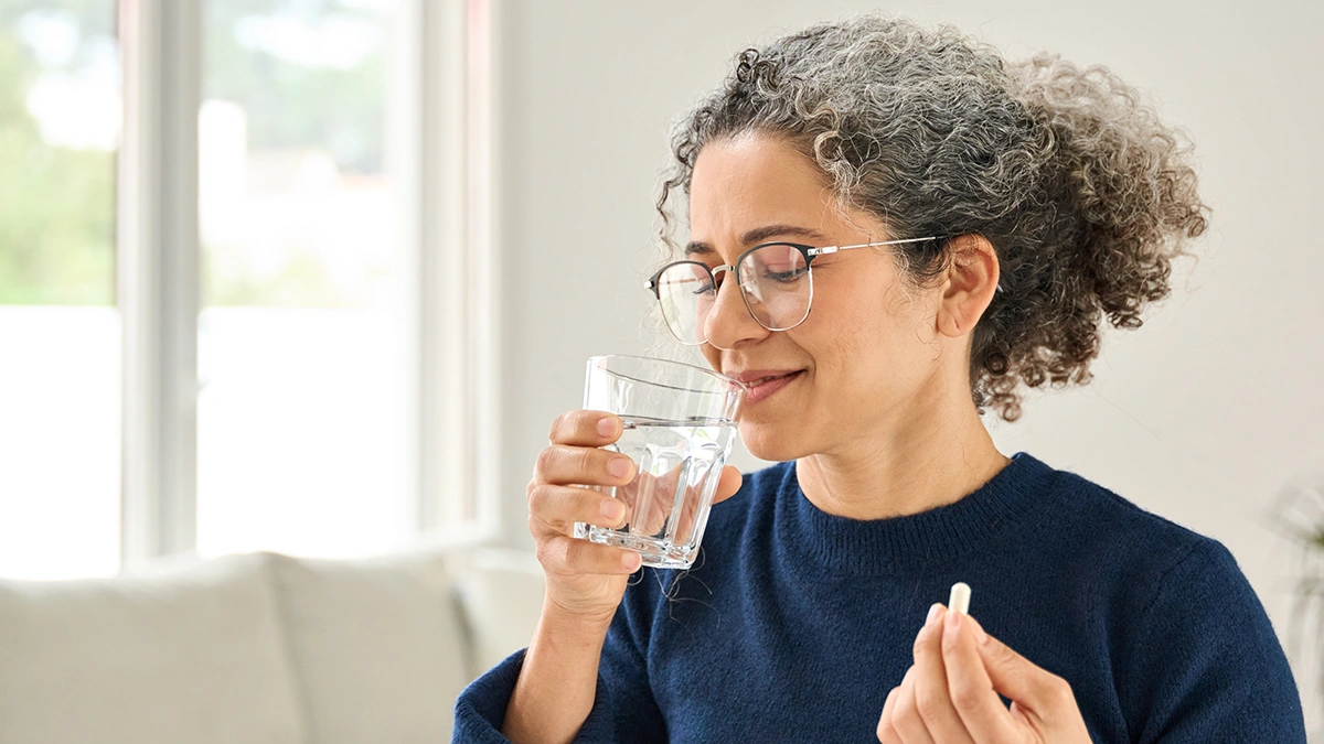 Shilajit in warmem Wasser oder Tee einnehmen – eine beliebte Methode für bessere Aufnahme.